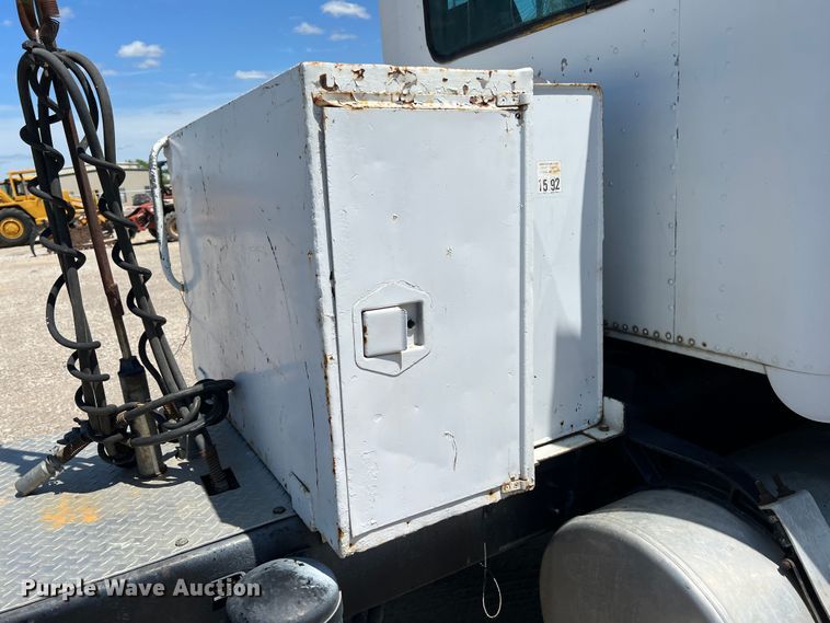 image for item HL9132 1985 Freightliner FLC  semi truck