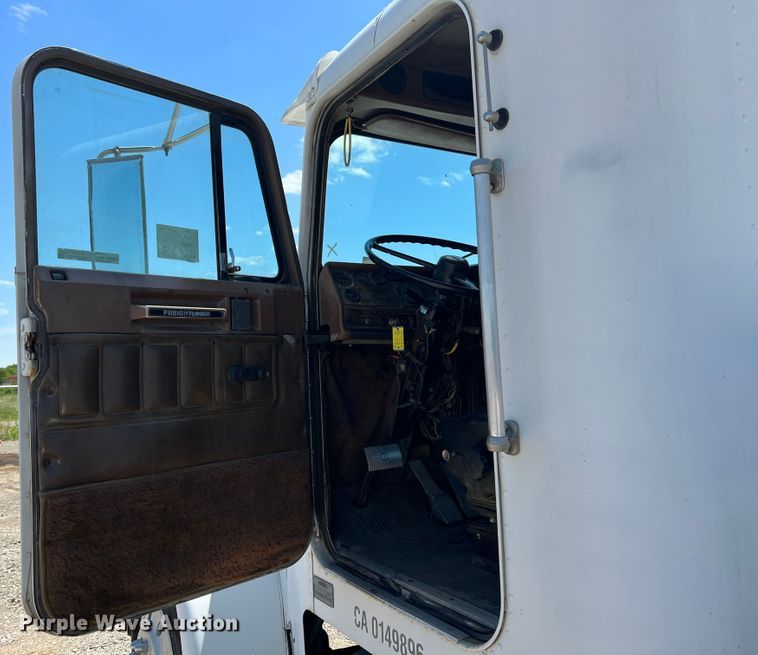 image for item HL9132 1985 Freightliner FLC  semi truck