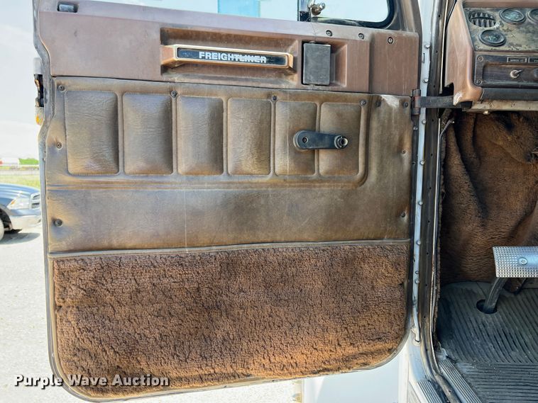 image for item HL9132 1985 Freightliner FLC  semi truck