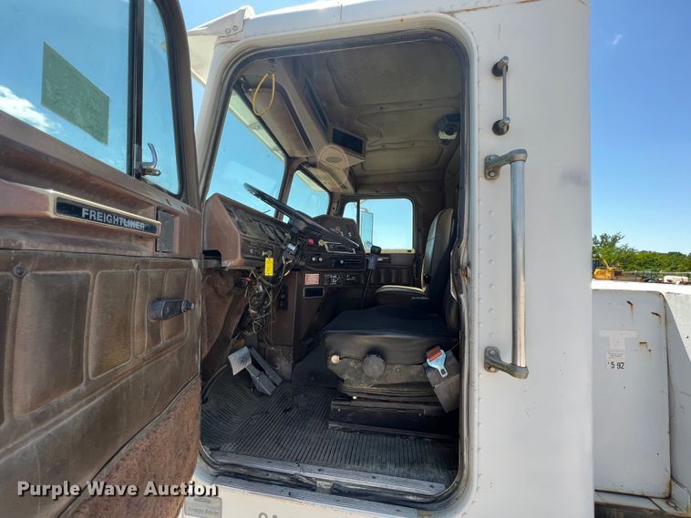 image for item HL9132 1985 Freightliner FLC  semi truck