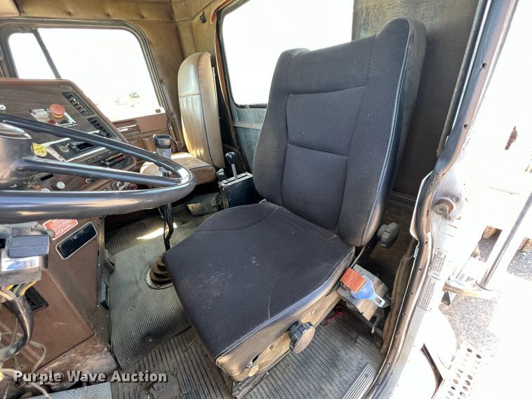 image for item HL9132 1985 Freightliner FLC  semi truck