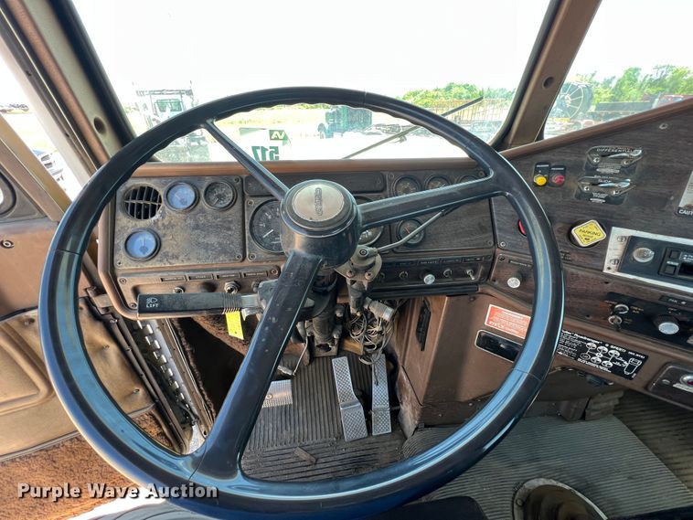 image for item HL9132 1985 Freightliner FLC  semi truck