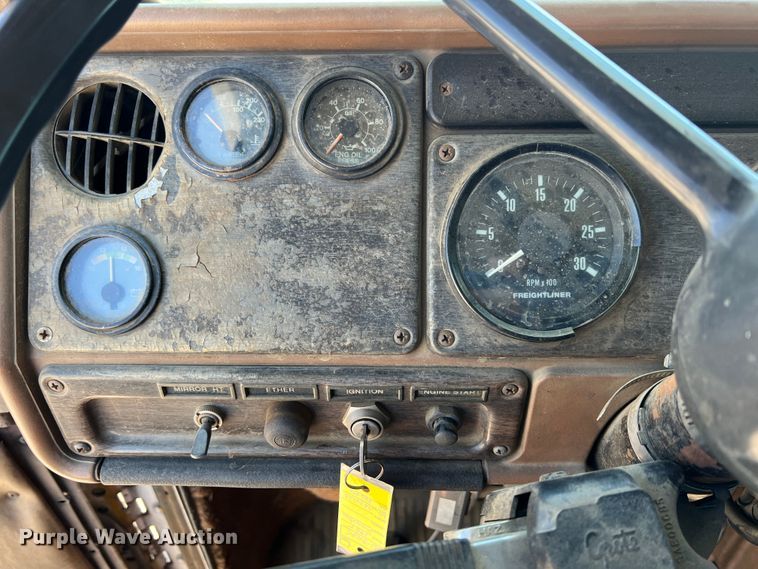 image for item HL9132 1985 Freightliner FLC  semi truck