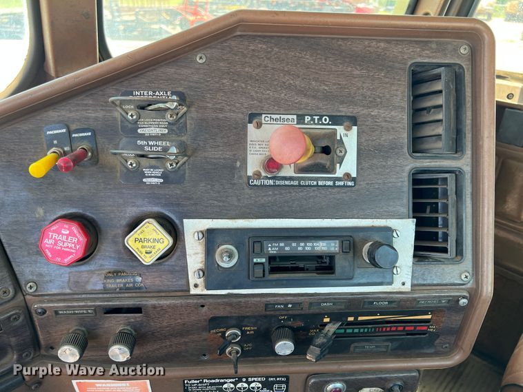 image for item HL9132 1985 Freightliner FLC  semi truck