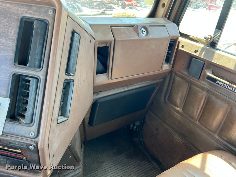 image for item HL9132 1985 Freightliner FLC  semi truck