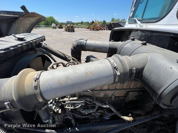 image for item HL9132 1985 Freightliner FLC  semi truck