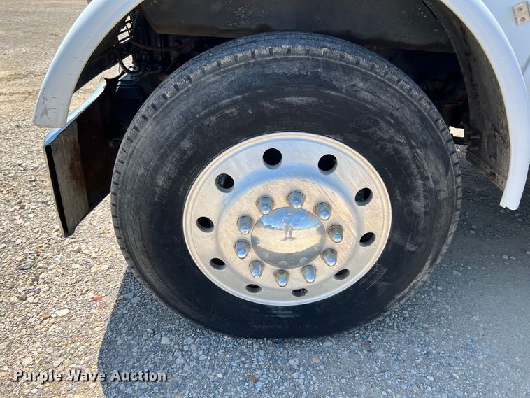 image for item HL9132 1985 Freightliner FLC  semi truck