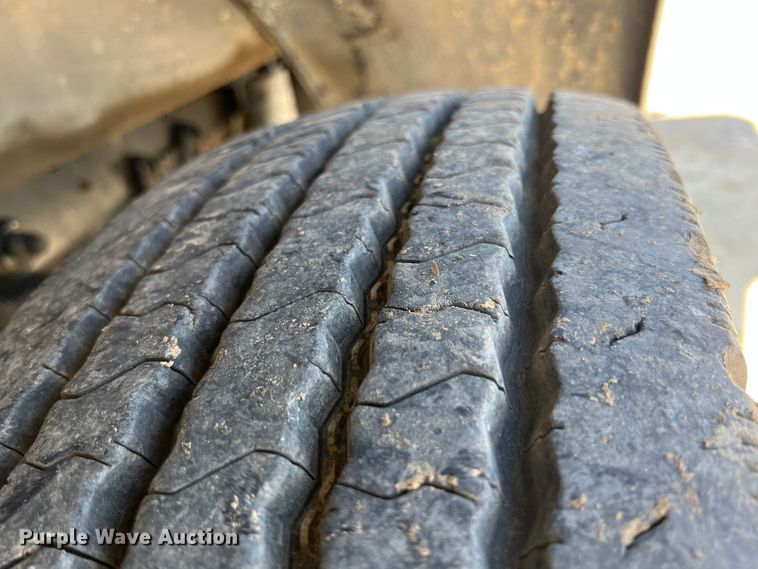 image for item HL9132 1985 Freightliner FLC  semi truck