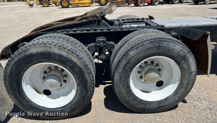 image for item HL9132 1985 Freightliner FLC  semi truck