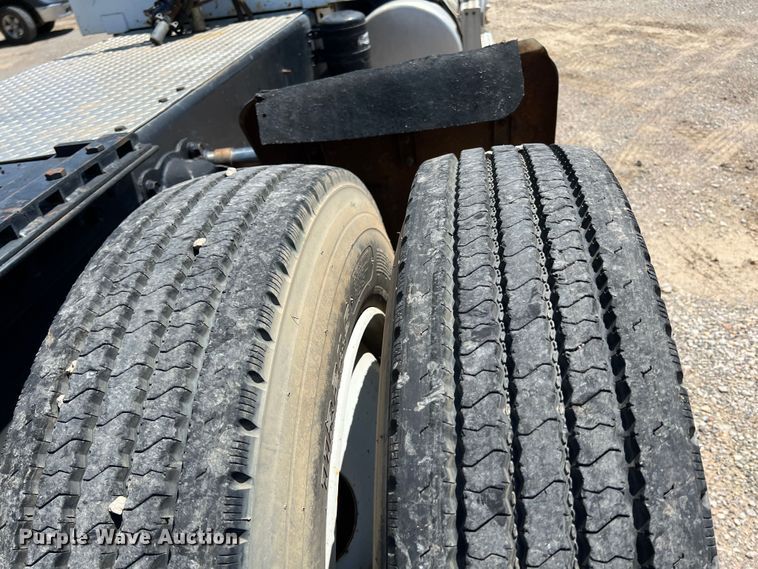 image for item HL9132 1985 Freightliner FLC  semi truck