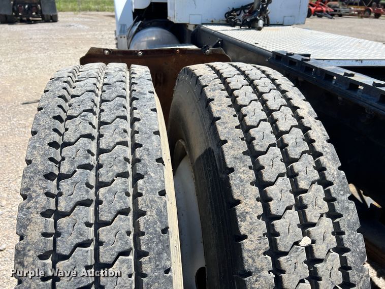 image for item HL9132 1985 Freightliner FLC  semi truck