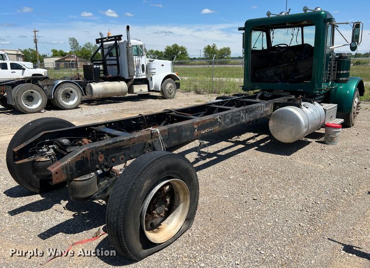 image for item HL9133 1995 Peterbilt 379  truck cab and chassis