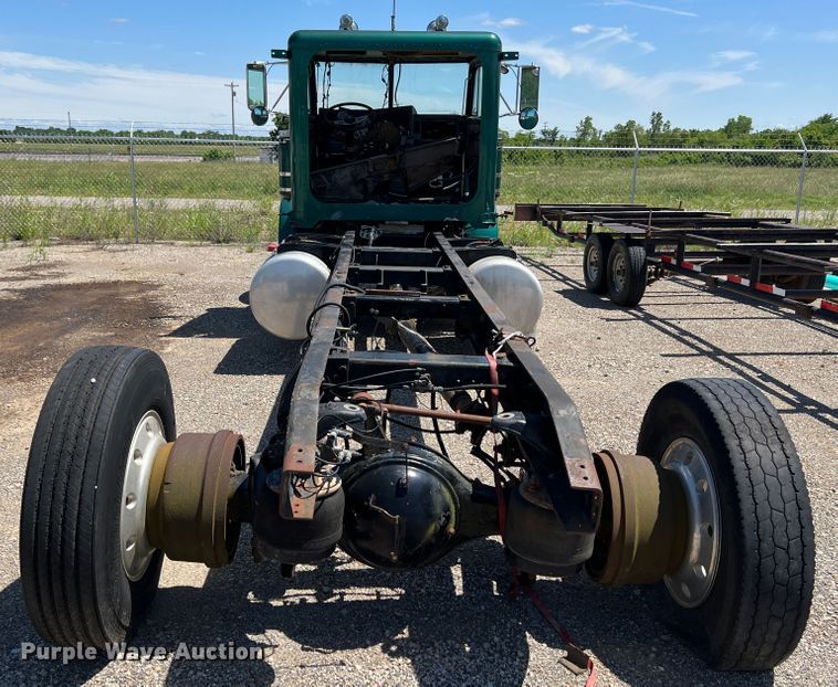 image for item HL9133 1995 Peterbilt 379  truck cab and chassis