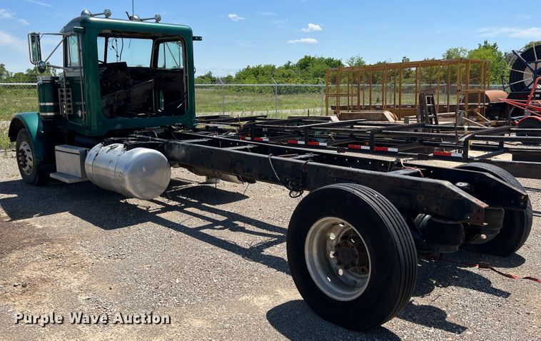 image for item HL9133 1995 Peterbilt 379  truck cab and chassis
