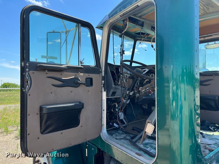 image for item HL9133 1995 Peterbilt 379  truck cab and chassis