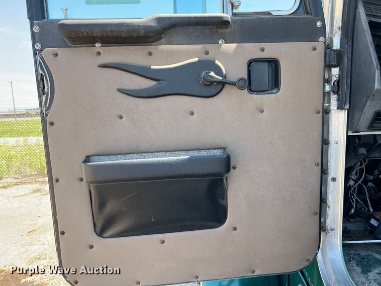 image for item HL9133 1995 Peterbilt 379  truck cab and chassis