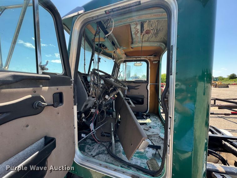 image for item HL9133 1995 Peterbilt 379  truck cab and chassis