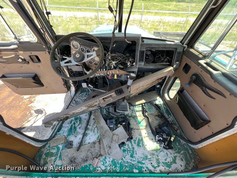 image for item HL9133 1995 Peterbilt 379  truck cab and chassis