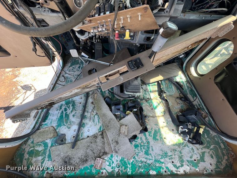 image for item HL9133 1995 Peterbilt 379  truck cab and chassis