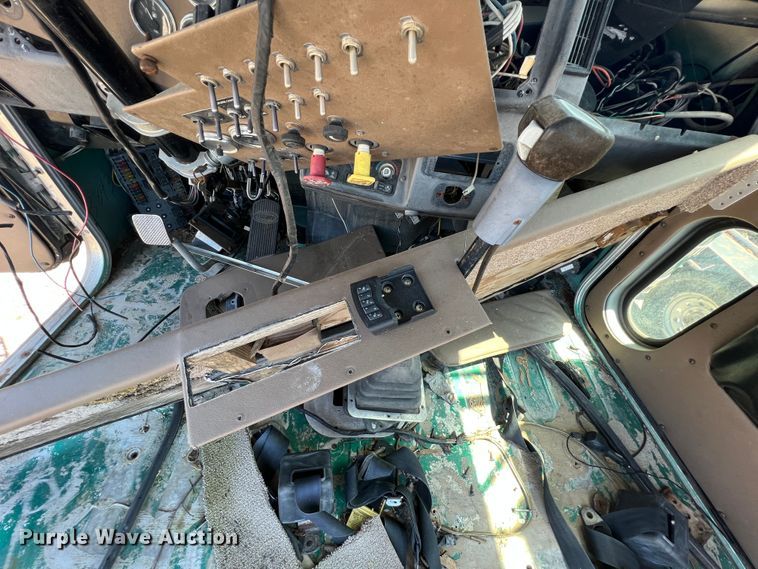 image for item HL9133 1995 Peterbilt 379  truck cab and chassis