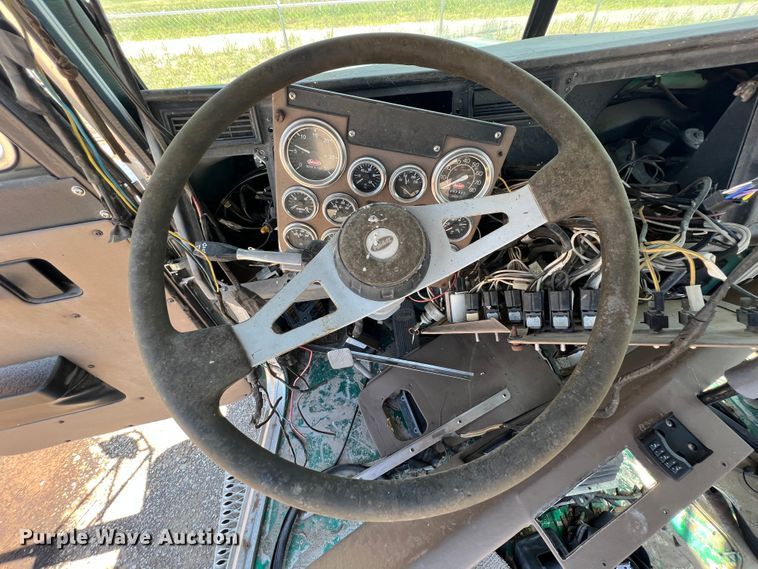 image for item HL9133 1995 Peterbilt 379  truck cab and chassis