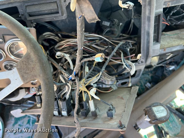 image for item HL9133 1995 Peterbilt 379  truck cab and chassis