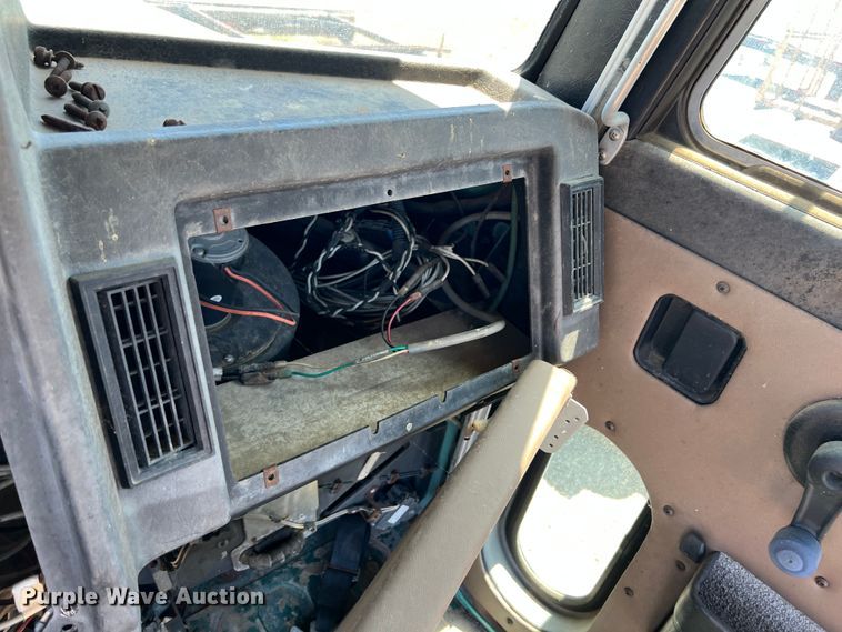 image for item HL9133 1995 Peterbilt 379  truck cab and chassis