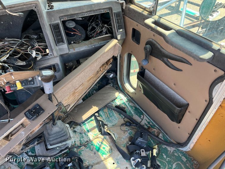 image for item HL9133 1995 Peterbilt 379  truck cab and chassis