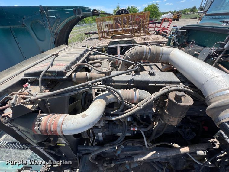 image for item HL9133 1995 Peterbilt 379  truck cab and chassis