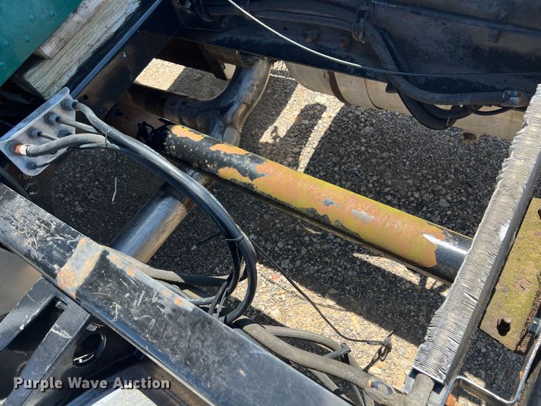 image for item HL9133 1995 Peterbilt 379  truck cab and chassis