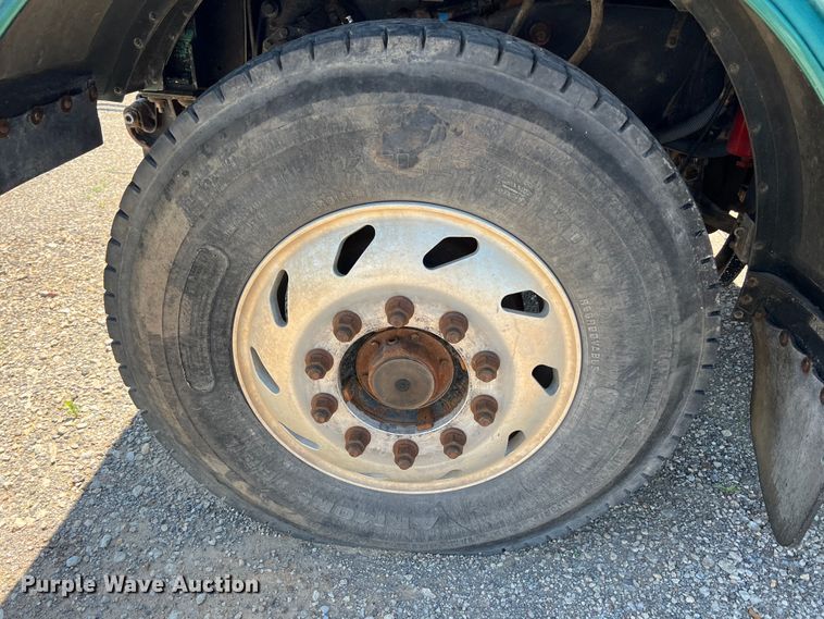 image for item HL9133 1995 Peterbilt 379  truck cab and chassis