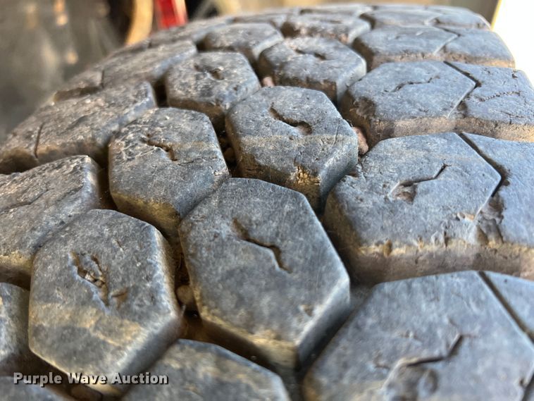 image for item HL9133 1995 Peterbilt 379  truck cab and chassis