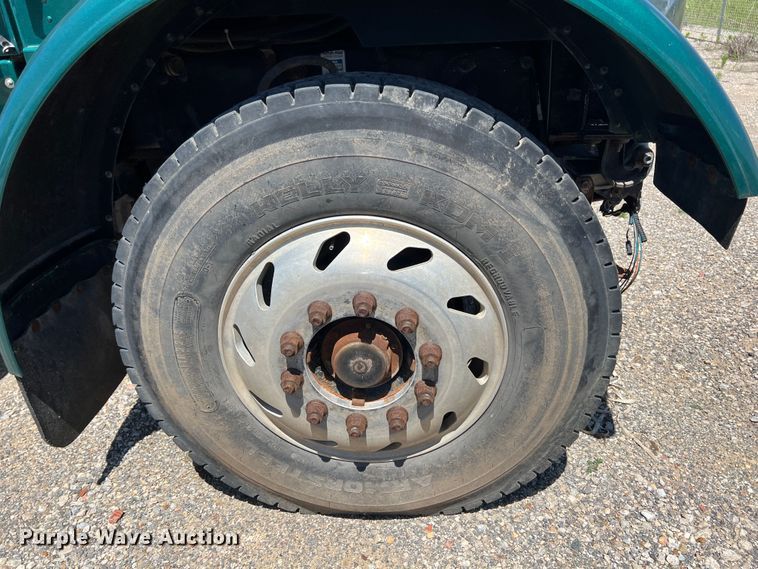 image for item HL9133 1995 Peterbilt 379  truck cab and chassis