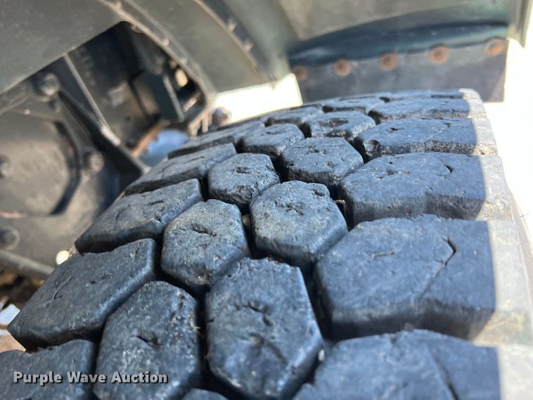 image for item HL9133 1995 Peterbilt 379  truck cab and chassis