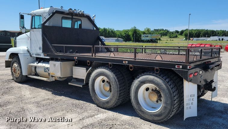 image for item JL9401 1993 Freightliner FLD  flatbed truck