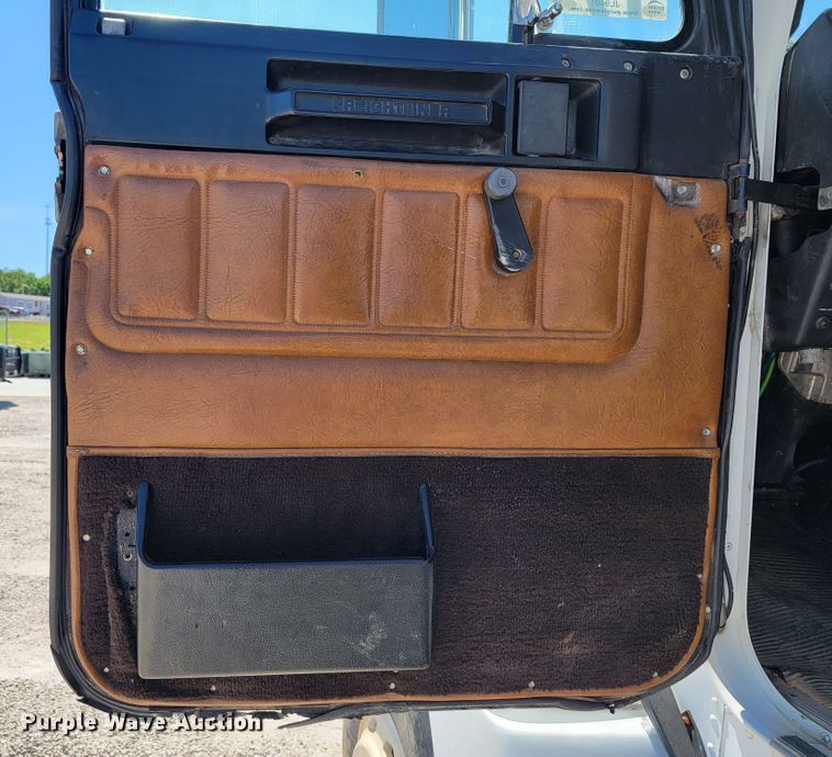 image for item JL9401 1993 Freightliner FLD  flatbed truck