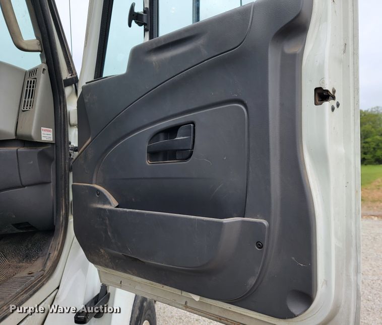 image for item JL9432 2011 International TranStar 8600  semi truck