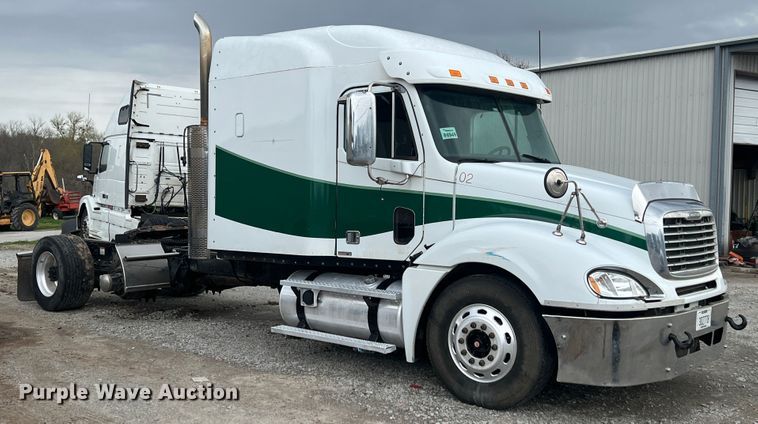 image for item KG9825 2008 Freightliner Columbia 120  semi truck