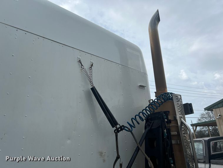 image for item KG9825 2008 Freightliner Columbia 120  semi truck