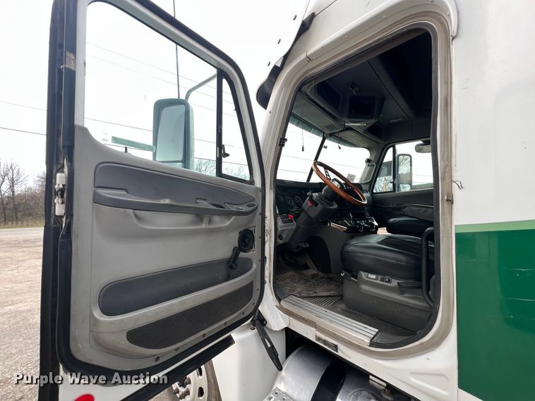 image for item KG9825 2008 Freightliner Columbia 120  semi truck