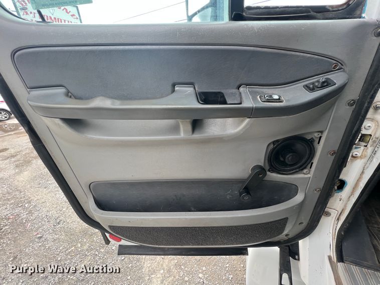 image for item KG9825 2008 Freightliner Columbia 120  semi truck