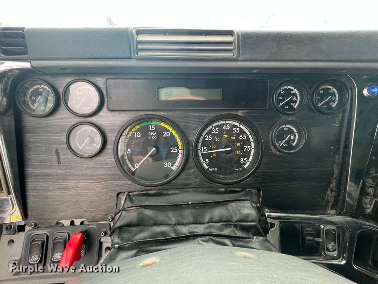 image for item KG9825 2008 Freightliner Columbia 120  semi truck