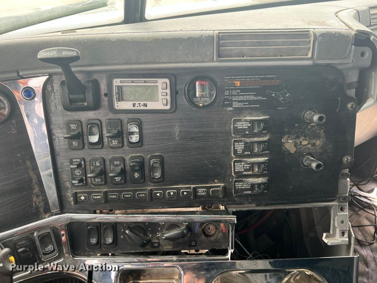 image for item KG9825 2008 Freightliner Columbia 120  semi truck