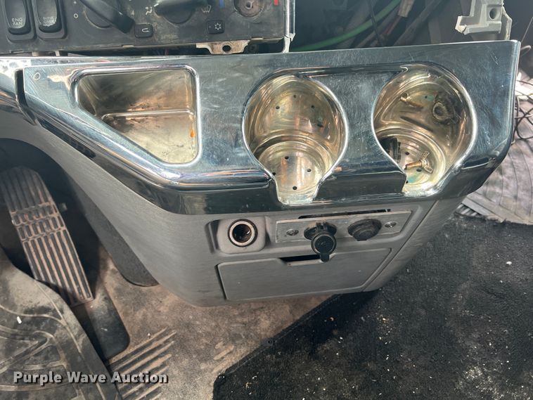 image for item KG9825 2008 Freightliner Columbia 120  semi truck