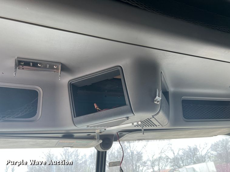 image for item KG9825 2008 Freightliner Columbia 120  semi truck