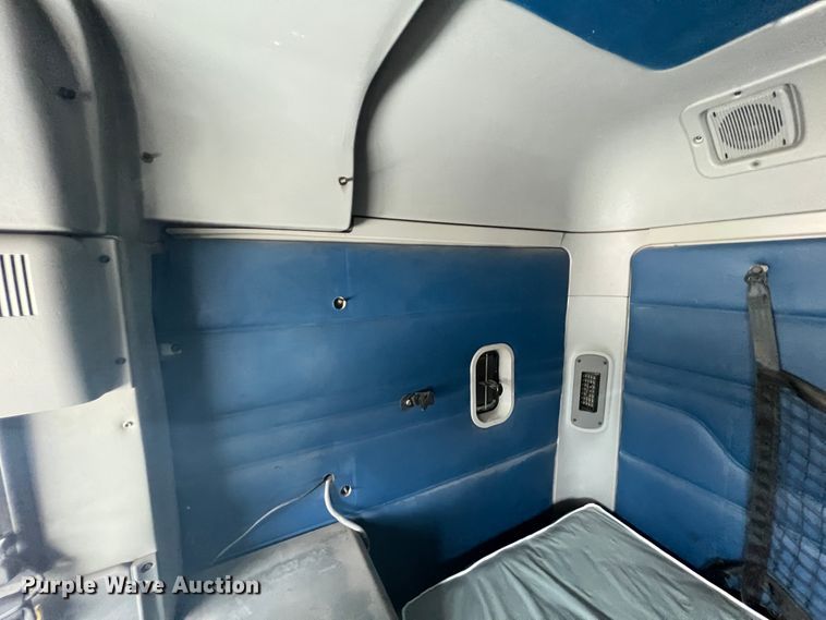 image for item KG9825 2008 Freightliner Columbia 120  semi truck