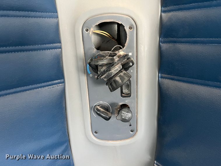 image for item KG9825 2008 Freightliner Columbia 120  semi truck