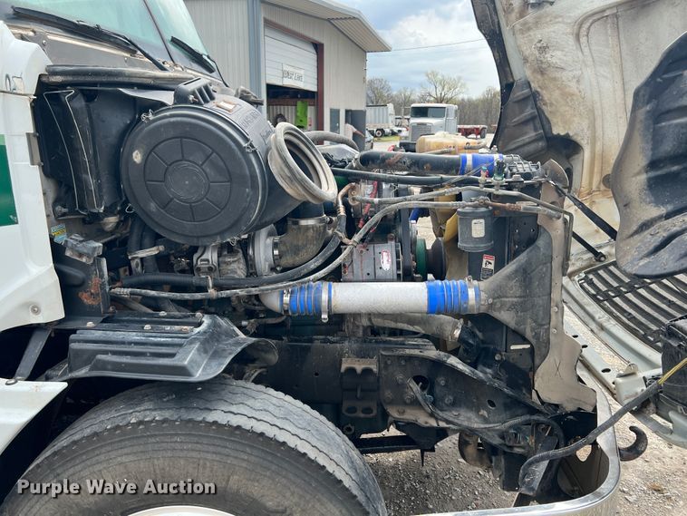 image for item KG9825 2008 Freightliner Columbia 120  semi truck