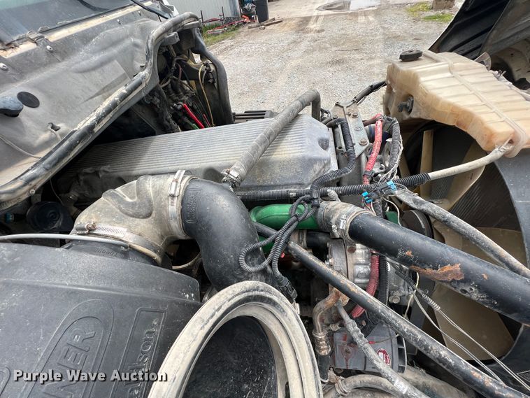 image for item KG9825 2008 Freightliner Columbia 120  semi truck