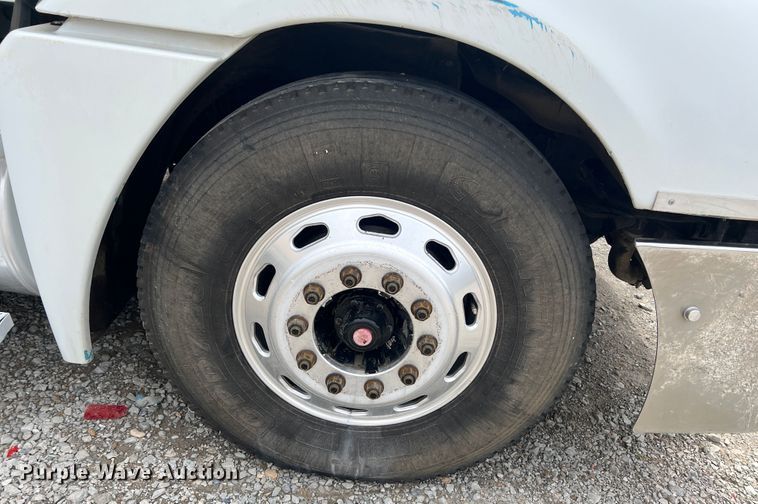 image for item KG9825 2008 Freightliner Columbia 120  semi truck